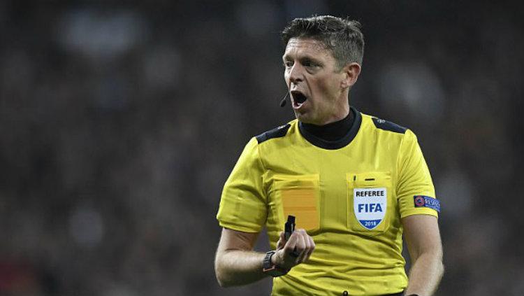 Wasit asal Italia Gianluca Rocchi.