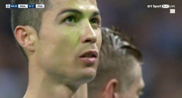 Cristiano Ronaldo terkena laser sebelum mencetak gol dari titik penalti. Copyright: mirror.co.uk
