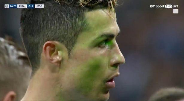 Cristiano Ronaldo terkena laser sebelum mencetak gol dari titik penalti. Copyright: mirror.co.uk