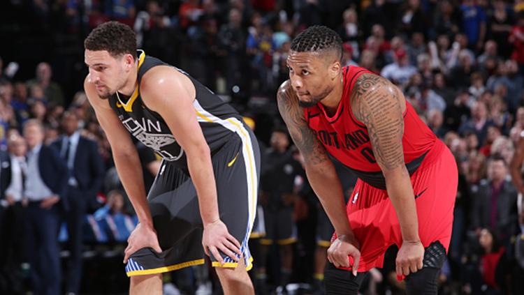 Klay Thompson (kanan) dan Damian Lillard (kiri) saat pertandingan Portland Trail Blazzers vs Golden State Warriors. - INDOSPORT