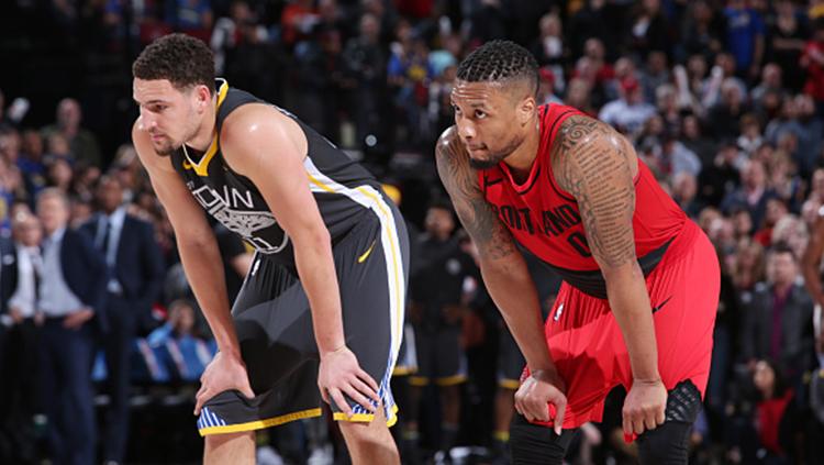 Klay Thompson (kanan) dan Damian Lillard (kiri) saat pertandingan Portland Trail Blazzers vs Golden State Warriors. Copyright: INDOSPORT