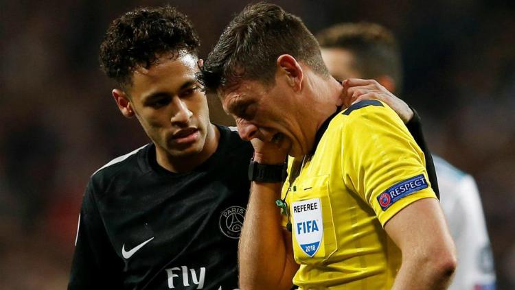Neymar dengan wasit pertandingan, Gianluca Rochi