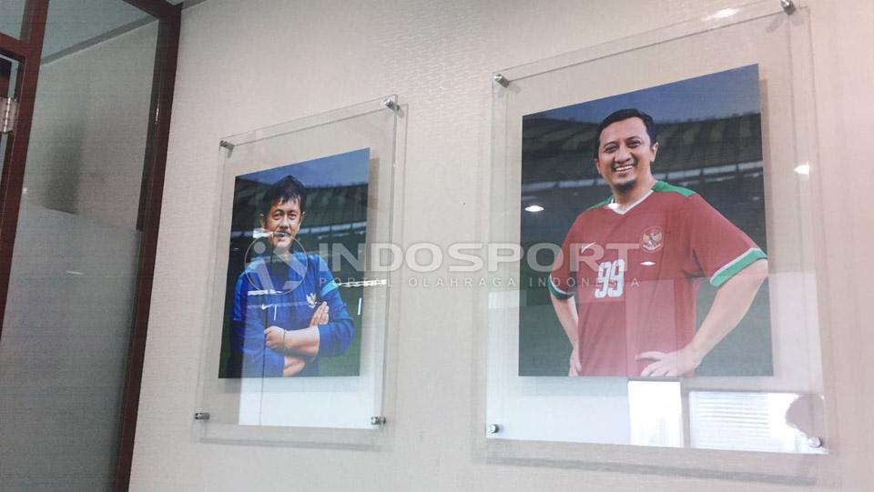 Foto Coach Indra Sjafri dan Ustad Yusuf Mansur di salah satu dinding kantor.