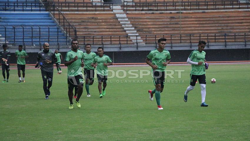 Skuat Persebaya saat latihan. Copyright: Fitra Herdian/Indosport.com