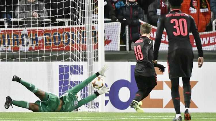Momen gol Arsenal ke gawang Ostersunds FK yang dicetak oleh Nacho Monreal. Copyright: INDOSPORT