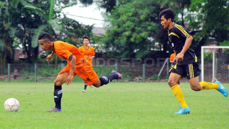 Hadangan bek Semut Hitam Antoni (kanan) tak mampu menghentikan winger M. Azizar Rochman (kiri) Copyright: Media Persebaya