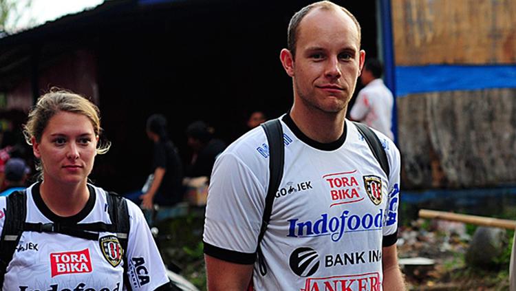 Wisatawan asing hendak menonton pertandingan Bali United ke Stadion I Wayan Dipta, Gianyar. Copyright: liga-indonesia.id