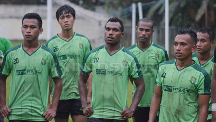 Pemain Persebaya Surabaya saat jalani latihan. Copyright: Fitra Herdian/INDOSPORT