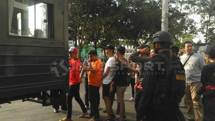 Suporter Persija Jakarta dikawal ketat polisi. Copyright: Petrus Manus DaYerimon/INDOSPORT