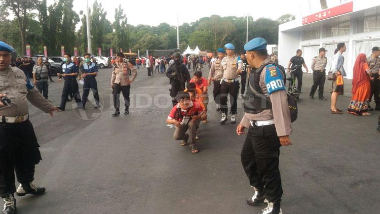 Beberapa Jakmania berhasil diamankan pihak polisi. Copyright: Zaenal Hasan/INDOSPORT