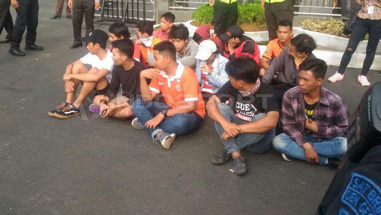 Beberapa Jakmania berhasil diamankan pihak polisi. Copyright: Zaenal Hasan/INDOSPORT