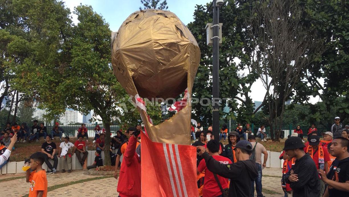 Replika Piala Presiden. Copyright: Zaenal Hasan/INDOSPORT