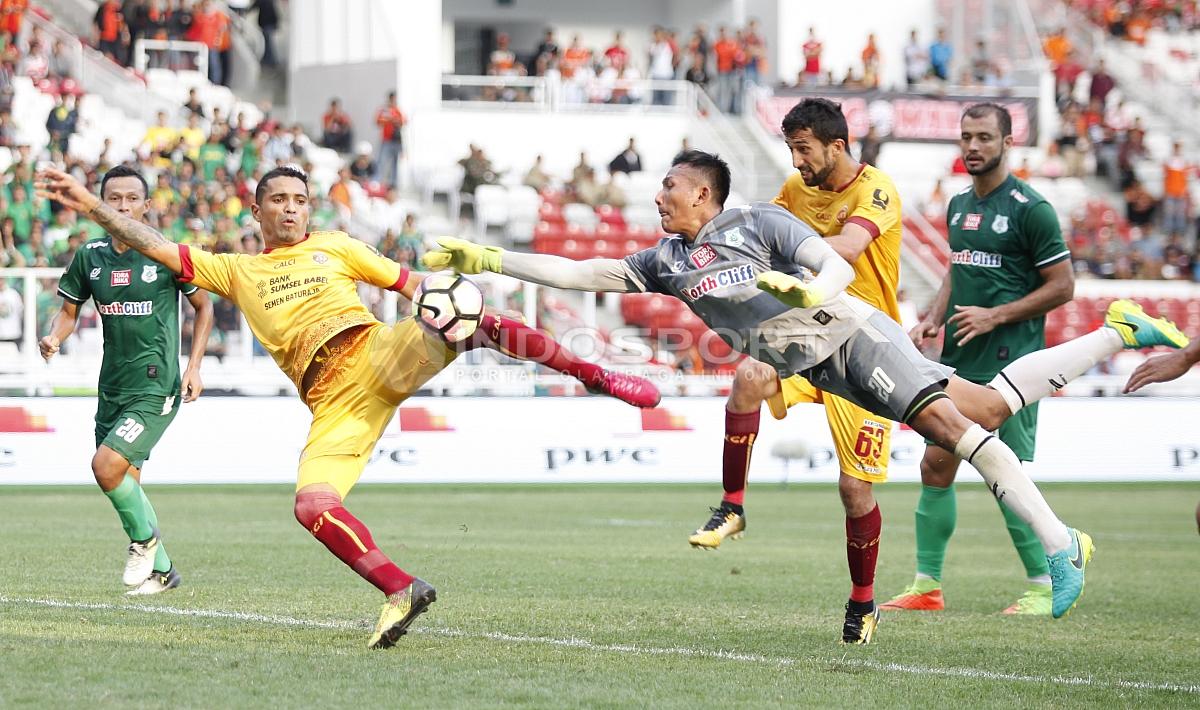 Striker Sriwijaya FC, Alberto Goncalves (kedua kiri) mencoba membobol gawang PSMS Medan yang dikawal Abdul Rohim. Harry Ibrahim