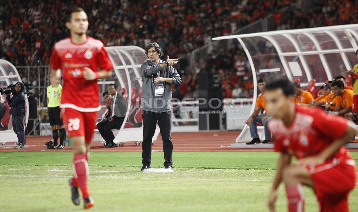 Pelatih Persija, Stefano Cugurra Teco memberikan instruksi kepada anak asuhnya yang tampil di Final Piala Presiden 2018 melawan Bali United. Copyright: Herry Ibrahim/INDOSPORT