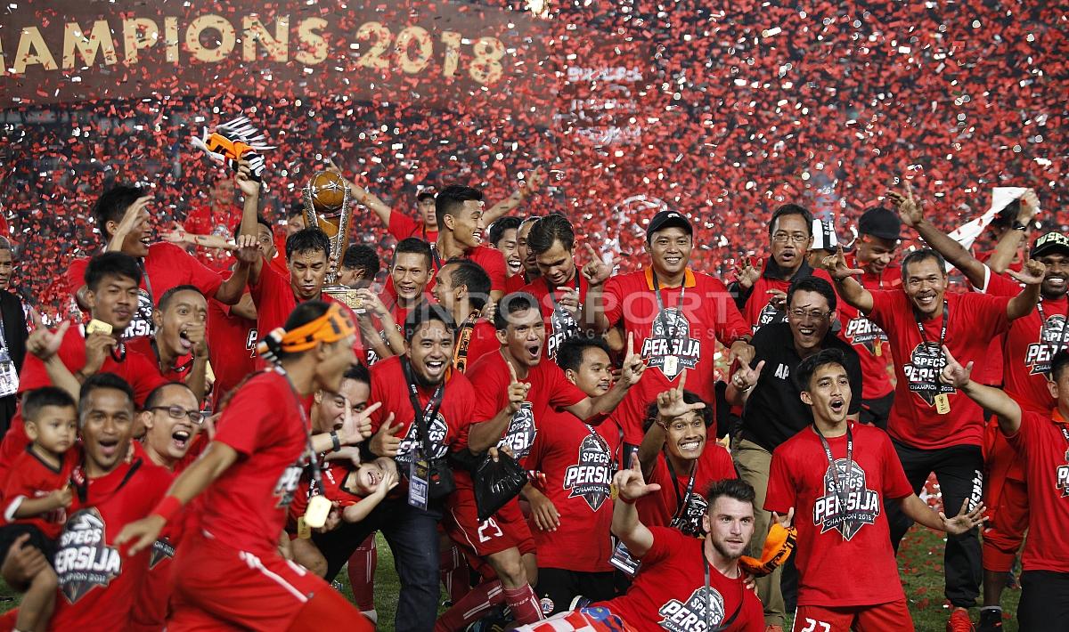 Skuat Persija Jakarta berpesta usai menerima trofi juara Piala Presiden 2018. - INDOSPORT