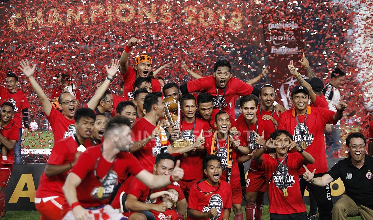 Skuat Persija Jakarta berpesta usai menerima trofi juara Piala Presiden 2018. Copyright: Herry Ibrahim/INDOSPORT