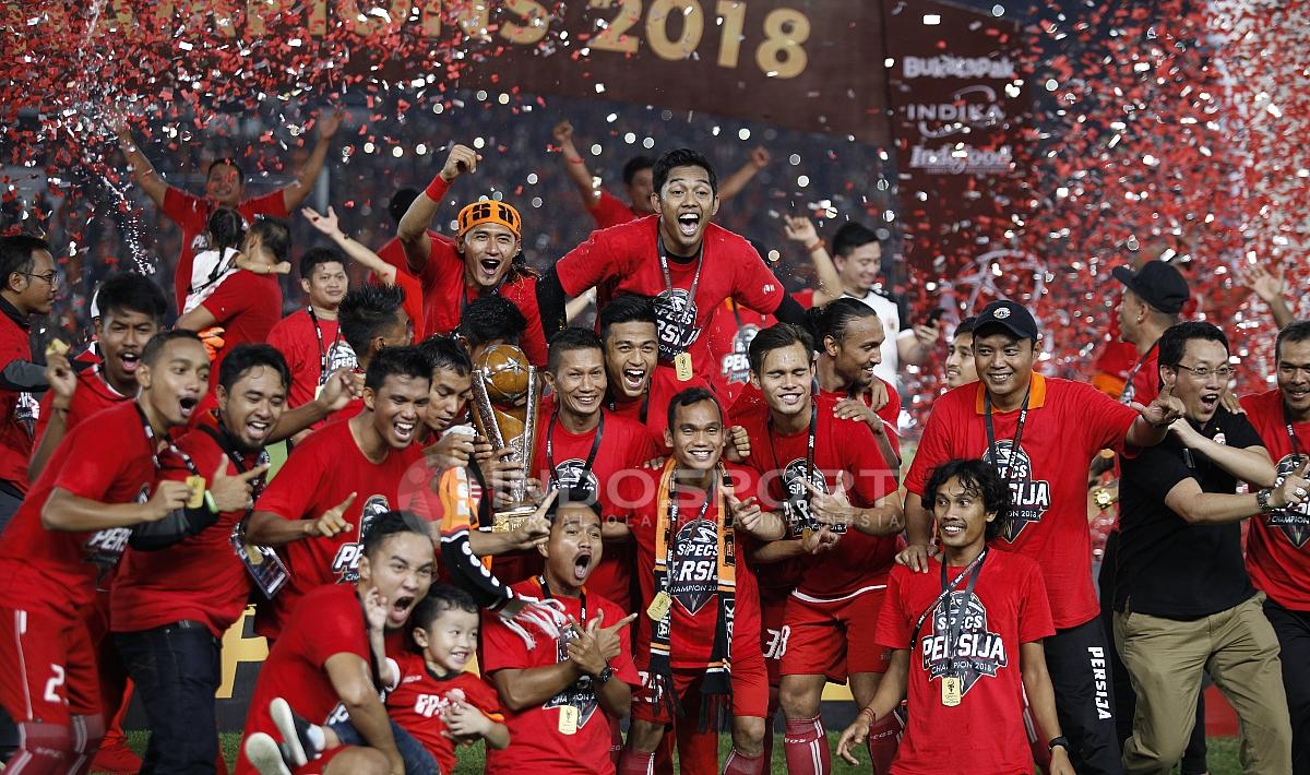 Skuat Persija Jakarta berpesta usai menerima trofi juara Piala Presiden 2018.