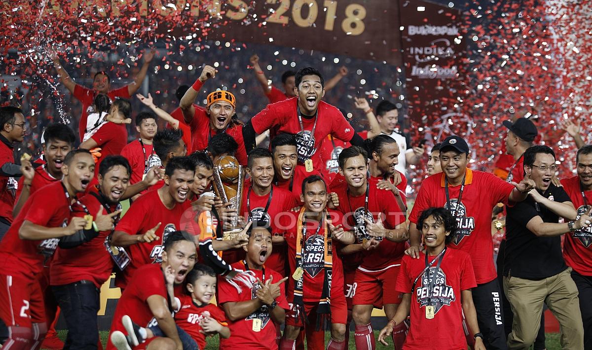 Skuat Persija Jakarta berpesta usai menerima trofi juara Piala Presiden 2018. Copyright: Herry Ibrahim/INDOSPORT