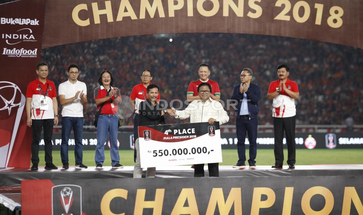Djajang Nurjaman (Djanur) secara simbolis mewakili PSMS Medan menerima penghargaan juara keempat di Piala Presiden 2018. Copyright: Herry Ibrahim/INDOSPORT