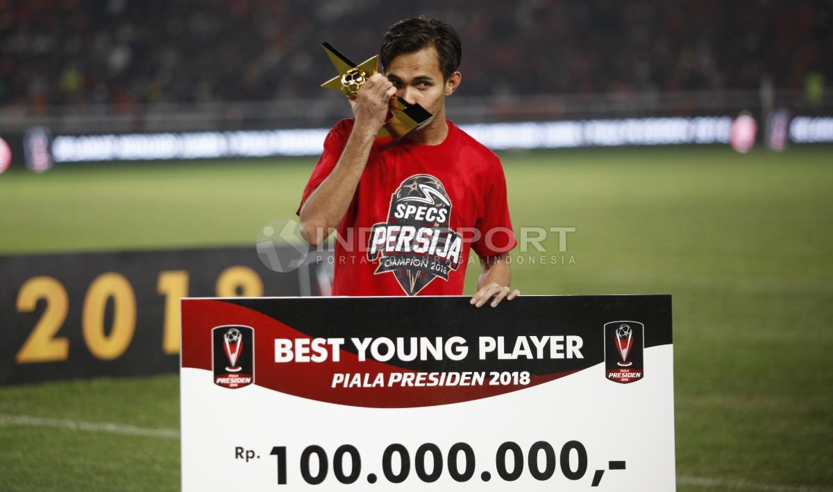 Bek Persija Jakarta, Rezaldi Hehanusa, menyabet gelar individu Pemain Muda Terbaik Piala Presiden 2018. Copyright: Herry Ibrahim/INDOSPORT