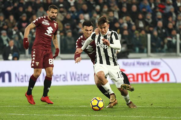 Dybala mendapat tekel keras dari belakang oleh pemain Torino Copyright: Getty Images