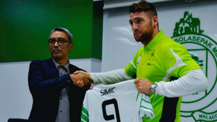 Simic menandatangani kontrak bersama Kelantan FA Copyright: justreadonline.com