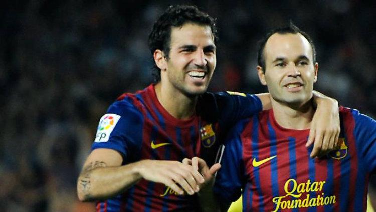 Cecs Fabregas dan Andres Iniesta saar masih berseragam Barcelona. Copyright: The Times
