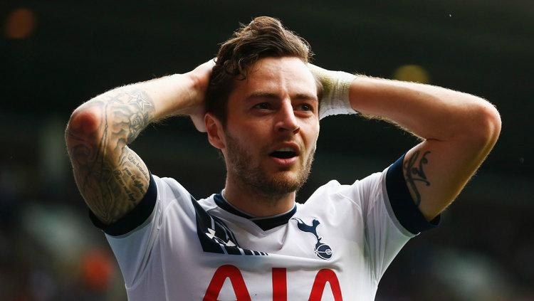 Tottenham menunjuk Ryan Mason sebagai manajer interim usai memecat Jose Mourinho. Uniknya, Mason dulu dibuang Tottenham dan pensiun dini karena cedera kepala. - INDOSPORT
