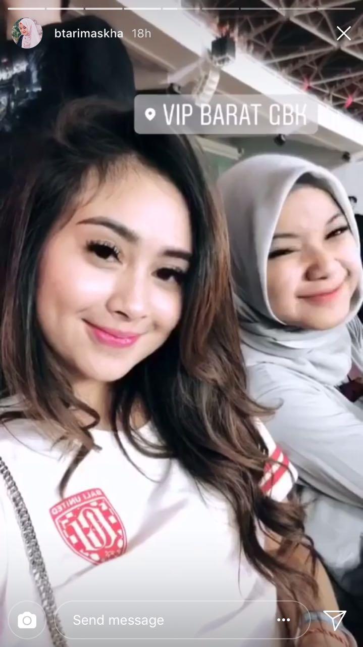 Btari Maskha (kiri) kekasih Mochammad Diky, bersama istri Gede Sukadana, Gita Urmila Copyright: instagram