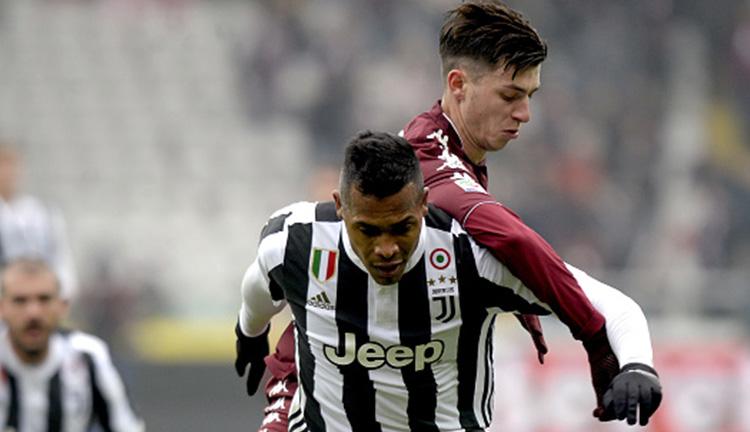 Alex Sandro (Juventus) di jaga ketat oleh pemain Torino. Copyright: INDOSPORT