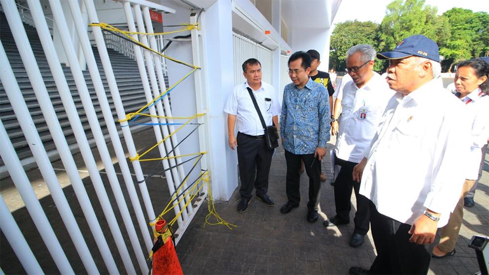 Menteri Pekerjaan Umum dan Perumahan Rakyat (PUPR) Basuki Hadimuljono, saat meninjau Stadion GBK yang mengalami kerusakan .