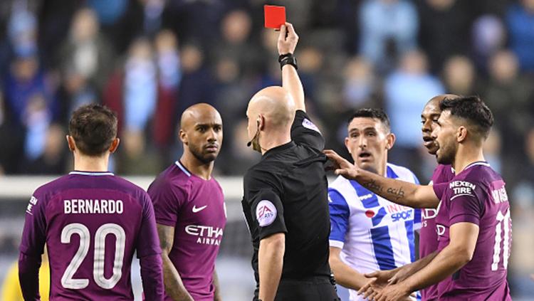 Fabian Delph mendapat kartu merah dari wasit, Anthony Taylor. Copyright: INDOSPORT