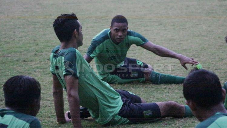 Pedro Hendrique Olivera ikut latihan bersama Persebaya Surabaya. Copyright: Fitra Herdian/INDOSPORT