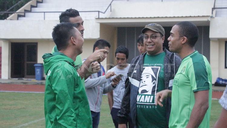 Pedro Hendrique Olivera tengah berbicara dengan Azrul Ananda dan jajarannya. Copyright: Fitra Herdian/INDOSPORT