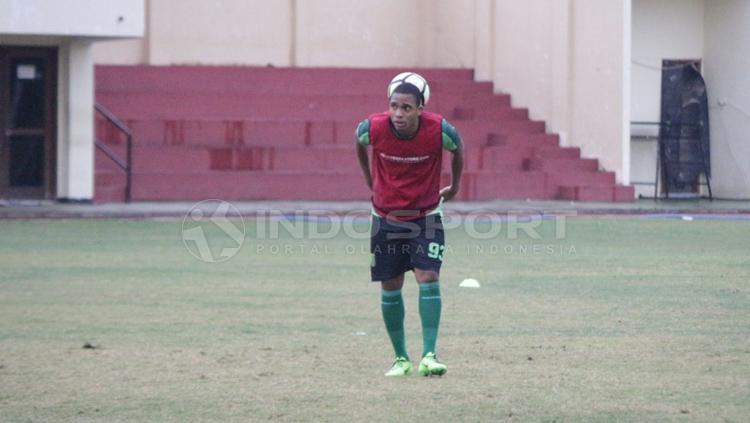 Pemain trial Perserbaya, Pedro Hendrique Olivera saat mengikuti latihan. Copyright: Fitra Herdian/INDOSPORT