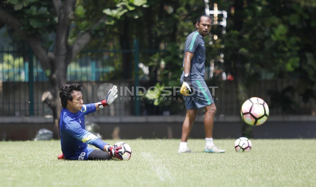 Kiper asal Borneo FC, Muhammad Ridho mendapat pelatihan dari pelatih kiper Timnas U-23, Eduardo Perez.