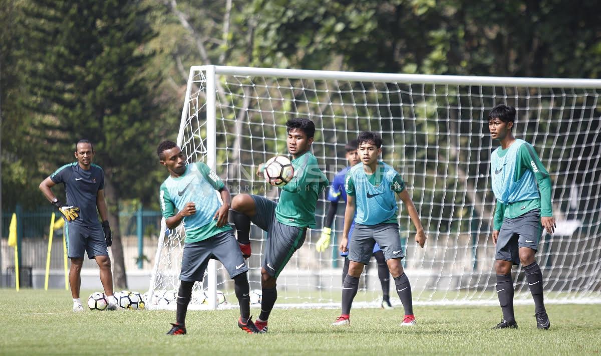 Para pemain Timnas U-19 berlatih di Lapangan A senayan, Jakarta.