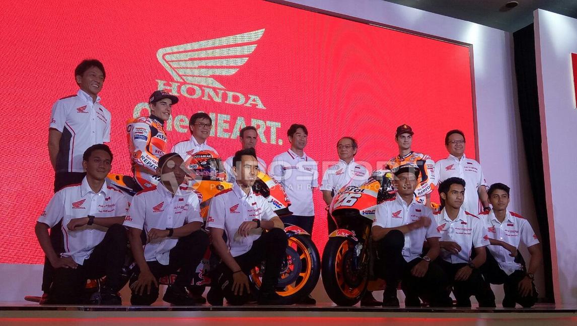 Marc Marquez dan Dani Pedrosa bersama para kru Honda Indonesia.