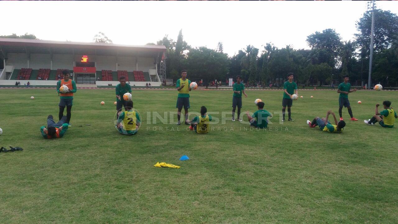 Suasana Latihan Timnas U-16 di hari pertama TC II. Sebanyak 25 pemain mengikuti TC kali ini. Namun untuk hari ini belum dipimpin Coach Fakhri Husaini yang belum tiba dari Bontang. Copyright: Zainal Hasan/Indosport.com