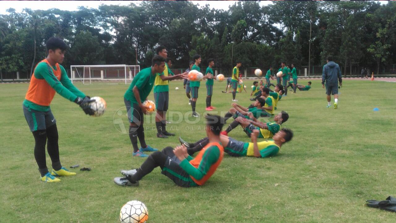 Suasana Latihan Timnas U-16 di hari pertama TC II. Sebanyak 25 pemain mengikuti TC kali ini. Namun untuk hari ini belum dipimpin Coach Fakhri Husaini yang belum tiba dari Bontang. Copyright: Zainal Hasan/Indosport.com