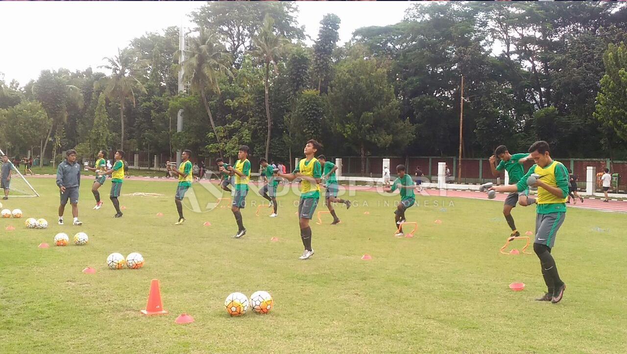 Suasana Latihan Timnas U-16 di hari pertama TC II. Sebanyak 25 pemain mengikuti TC kali ini. Namun untuk hari ini belum dipimpin Coach Fakhri Husaini yang belum tiba dari Bontang. Copyright: Zainal Hasan/Football265.com