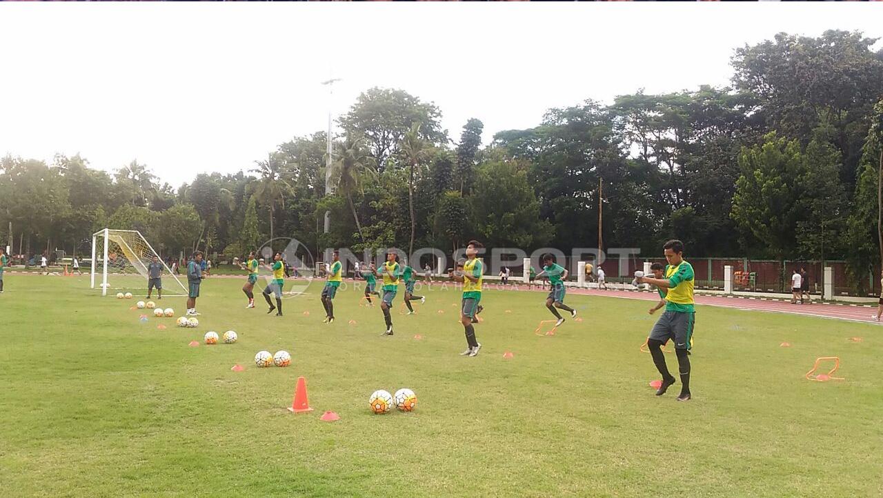 Suasana Latihan Timnas U-16 di hari pertama TC II. Sebanyak 25 pemain mengikuti TC kali ini. Namun untuk hari ini belum dipimpin Coach Fakhri Husaini yang belum tiba dari Bontang. Copyright: Zainal Hasan/Indosport.com
