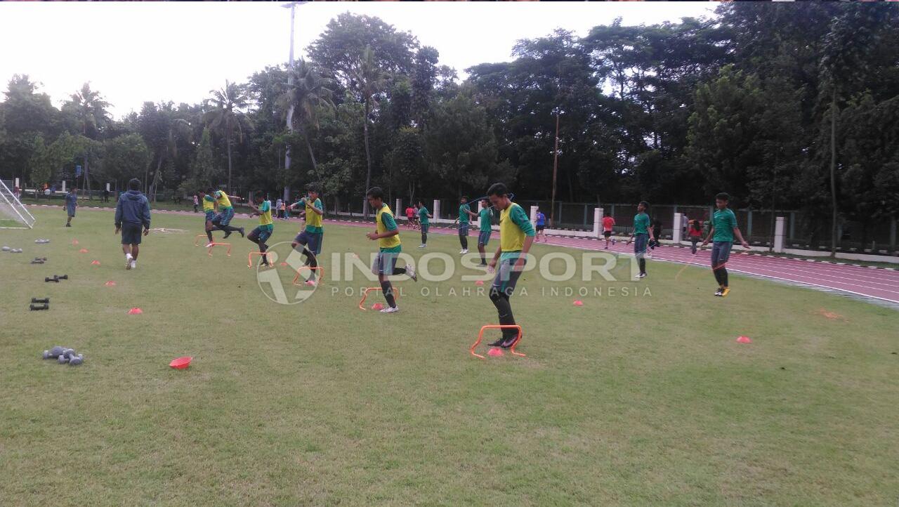 Suasana Latihan Timnas U-16 di hari pertama TC II. Sebanyak 25 pemain mengikuti TC kali ini. Namun untuk hari ini belum dipimpin Coach Fakhri Husaini yang belum tiba dari Bontang. Copyright: Zainal Hasan/Soicaumienbac.cc