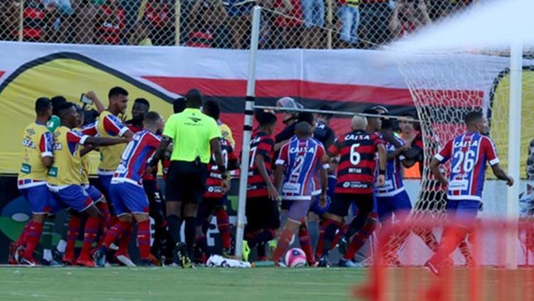 Perkelahian yang terjadi di laga Vitoria vs Bahia.