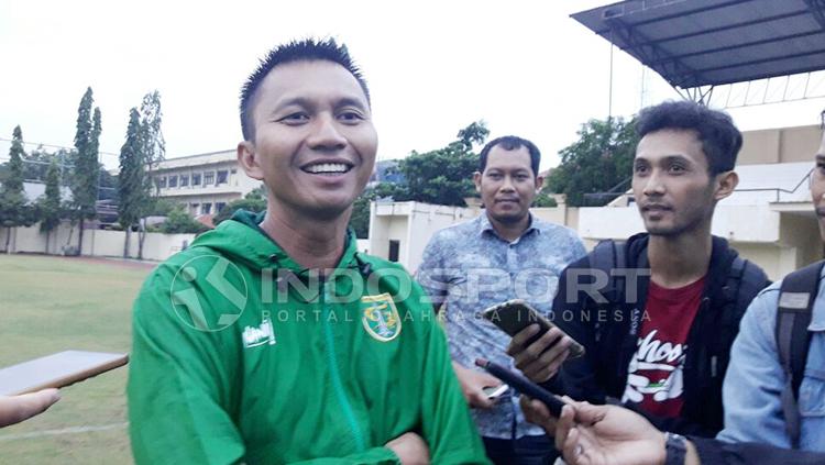 Azrul Ananda (kiri) saat ditemui oleh awak media. Copyright: Fitra Herdian/INDOSPORT