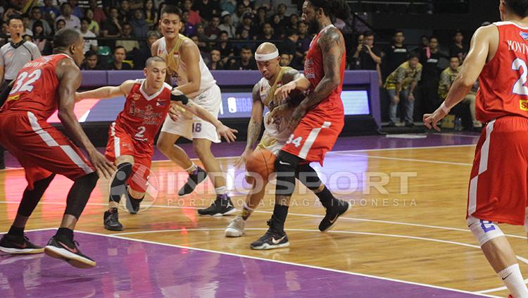 Mario Wuysang (tengah) tengah dijaga ketat saat pertandingan di  ASEAN Basketball League (ABL) 2017-2018. Copyright: Fitra Herdian/INDOSPORT