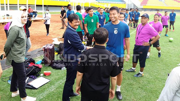 Indra Sjafri menyalami Hamka Hamzah saat di Stadion Jakabaring. Copyright: Muhammad Effendi/INDOSPORT