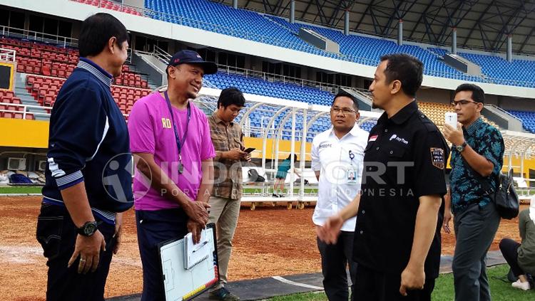 Pelatih Rahmad Darmawan (ungu), Indra Sjafri (kiri), dan Ustaz Yusuf Mansyur (hitam) saat bertemu di Stadion Jakabaring.