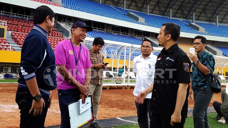 Pelatih Rahmad Darmawan, Indra Sjafri dan Ustaz Yusuf Mansyur saat bertemu di Stadion Jakabaring. - INDOSPORT
