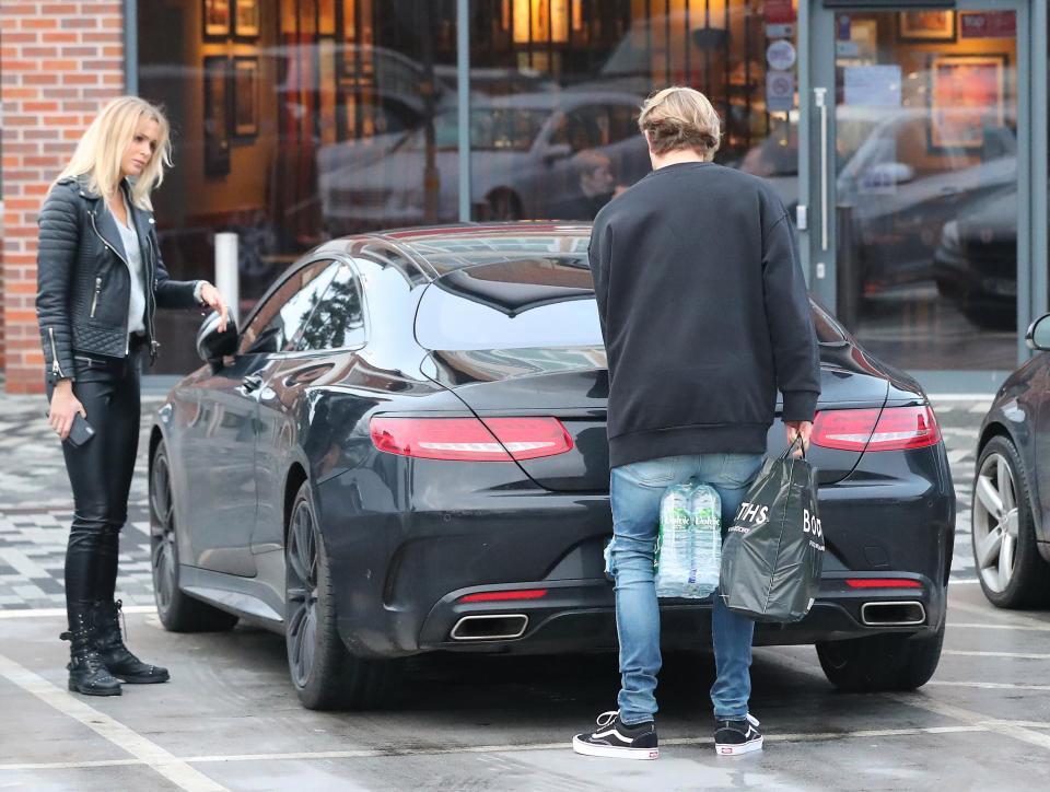Loris Karius bersama kekasih barunya. Copyright: The Sun